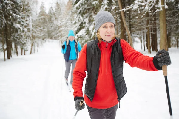 Reife Sportlerin Und Ihr Mann Aktivkleidung Beim Skifahren Schnee Winterwald — Stockfoto