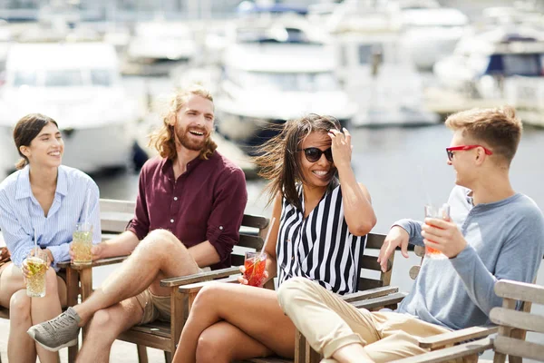 Jovens Casais Felizes Com Bebidas Desfrutando Encontro Duplo Café Livre — Fotografia de Stock