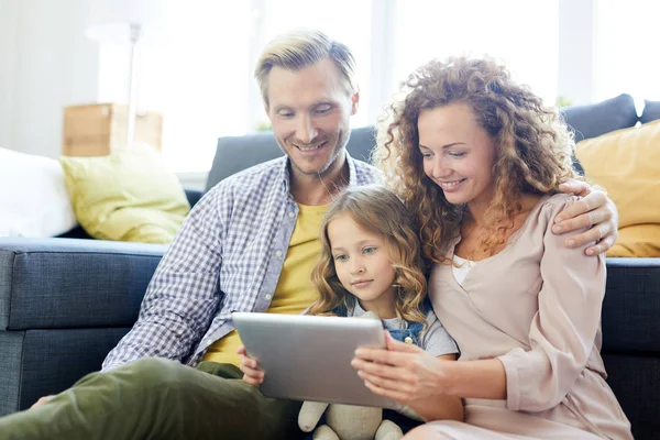 Feliz Familia Joven Tres Viendo Vídeo Película Touchpad Mientras Relaja — Foto de Stock