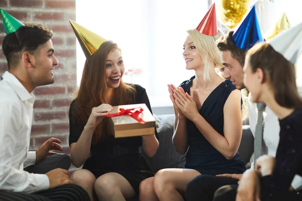 Verrast Meisje Met Gift Box Zeggen Dankzij Haar Vrienden Terwijl — Stockfoto