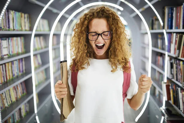 Extatisch Meisje Casualwear Schreeuwen College Bibliotheek Terwijl Het Uitdrukken Van — Stockfoto