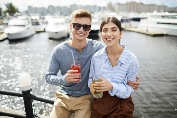 Giovani Appuntamenti Affettuosi Casualwear Bere Mentre Seduti Sul Recinto Bar — Foto Stock