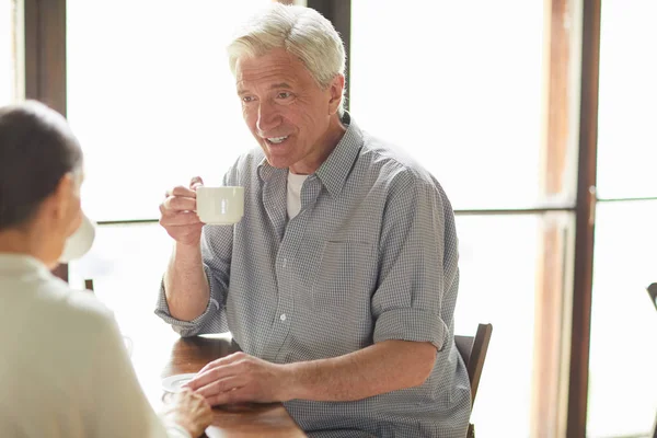 Glücklicher Grauhaariger Mann Mit Einer Tasse Tee Gespräch Mit Seiner — Stockfoto