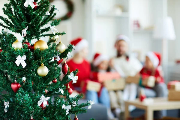 Árvore Natal Decorada Com Arcos Seda Branca Bolas Brinquedo Decorativas — Fotografia de Stock