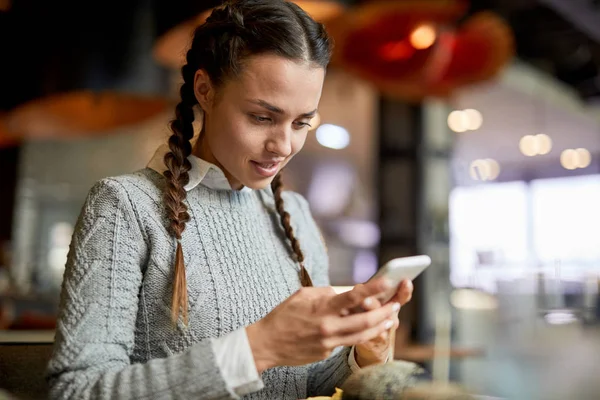 Carino Ragazza Bruna Maglia Grigio Chiaro Messaggio Lettura Maglione Smartphone — Foto Stock