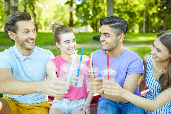 Jovens Brindam Com Bebidas Copos Plástico Enquanto Descansam Livre — Fotografia de Stock