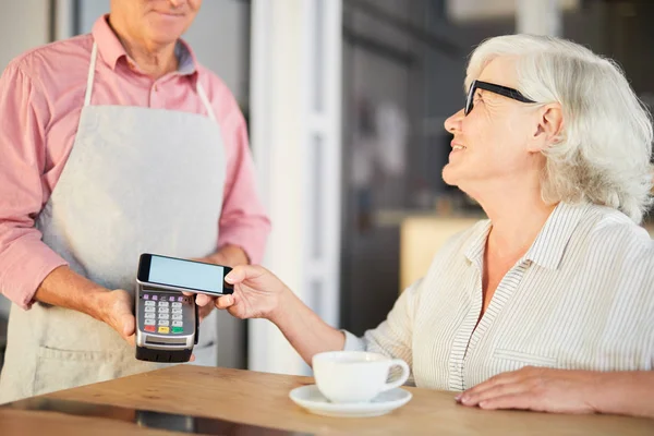 Felice Senior Femminile Facendo Pagamento Contactless Attraverso Sistema Mobile Nel — Foto Stock