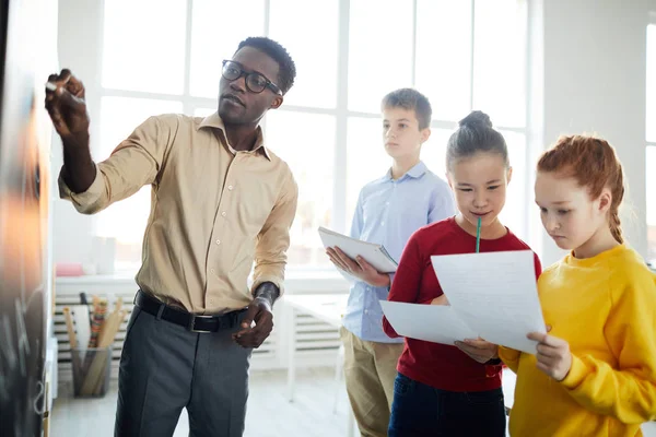 Due Studentesse Che Leggono Giornali Loro Compagno Classe Che Prende — Foto Stock