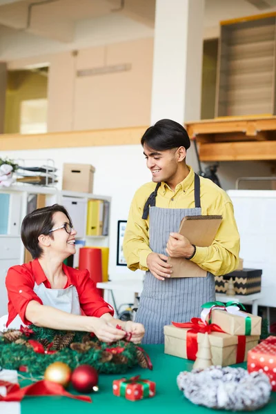 Vrolijke Jonge Man Vrouw Bespreken Xmas Spullen Tijdens Het Voorbereiden — Stockfoto