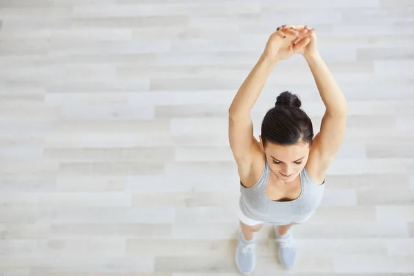 Молодая Энергичная Активная Женщина Поднимает Руки Время Утренних Упражнений — стоковое фото