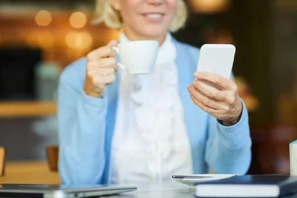 Modern Kvinna Messaging Smartphone Samtidigt Eller Kaffe Café — Stockfoto