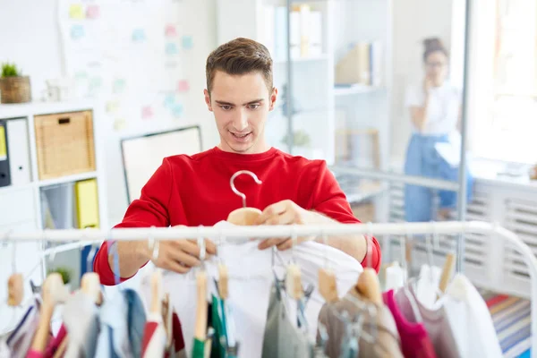 Fiatal Alkalmi Férfi Áll Fogaslécek Keresi Megfelelő Ruhát Fotózáshoz — Stock Fotó