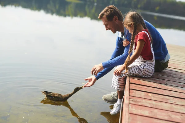 Jeune Homme Fille Nourrissant Canard Assis Sur Ponton Bord Eau — Photo