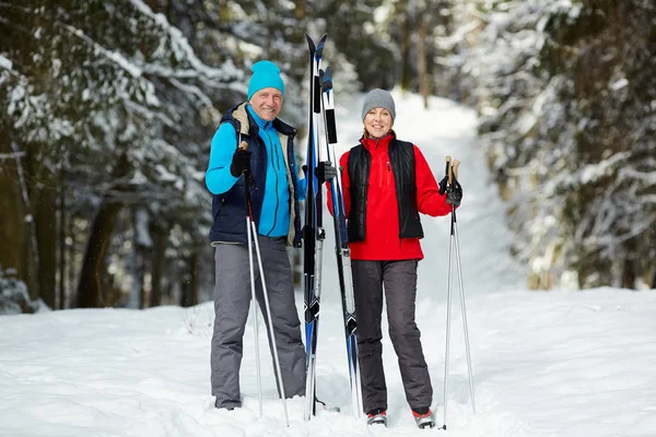 Szczęśliwa Para Starszy Activewear Patrząc Ciebie Stojąc Zimowym Lesie Wśród — Zdjęcie stockowe