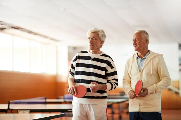 Twee Oude Tennisspelers Met Rackets Kijken Naar Ping Pong Spel — Stockfoto