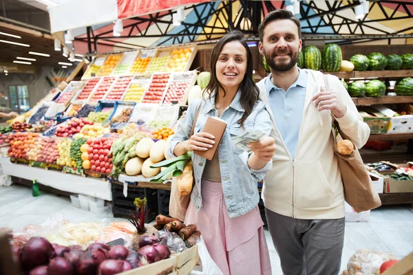 Positiv Schönes Junges Paar Lässiger Kleidung Das Auf Dem Bauernmarkt — Stockfoto