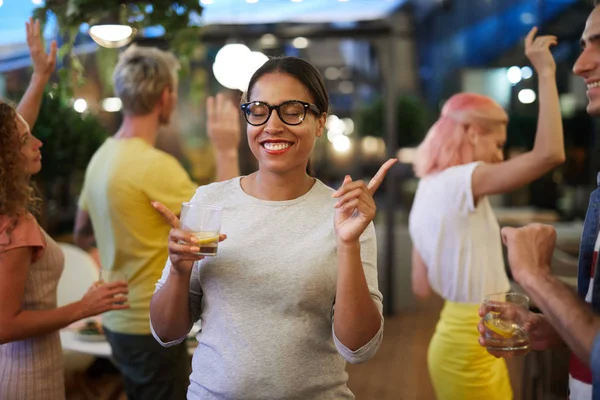 Jeune Femme Extatique Avec Verre Limonade Dansant Fête Avec Groupe — Photo