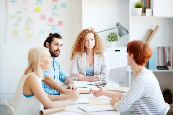 Meeting Van Marketingexperts Office Serieuze Collega Die Aandachtig Naar Mens — Stockfoto