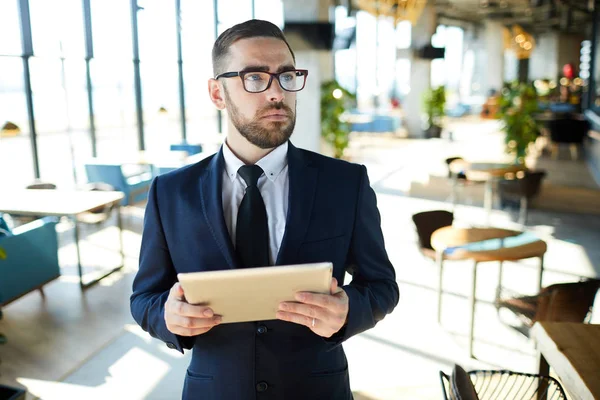 Młody Zamyślony Właściciel Kawiarni Formalwear Okulary Poszukiwania Sieci Dla Niektórych — Zdjęcie stockowe