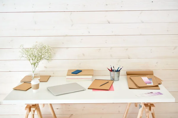 Mesa Branca Por Parede Estúdio Com Bebida Gadgets Blocos Notas — Fotografia de Stock