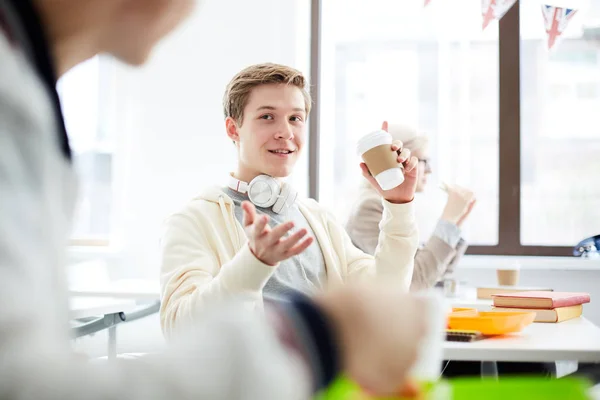 Lässiger Typ Mit Kopfhörern Der Sich Der Mittagspause Mit Seinem — Stockfoto