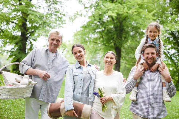 五个微笑的家庭成员看着你 而去公园野餐 — 图库照片