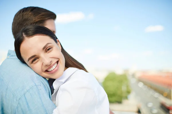 Feliz Animado Jovem Morena Inclinando Cabeça Ombro Namorados Enquanto Abraçando — Fotografia de Stock