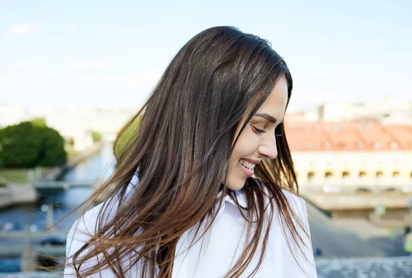 Glückliches Schönes Mädchen Mit Schwarzen Haaren Hält Die Augen Geschlossen — Stockfoto