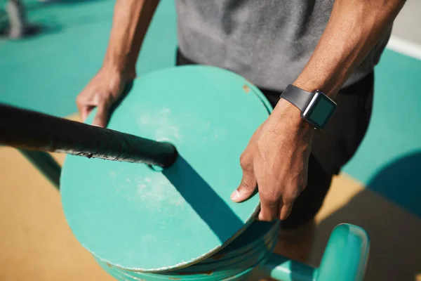 Primo Piano Dell Uomo Nero Irriconoscibile Con Smartwatch Che Rimuove — Foto Stock