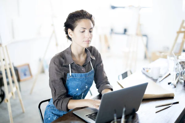 Femme Sérieuse Vêtements Travail Concentrer Sur Recherche Fonctionnalités Peinture Moderne — Photo