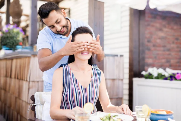 Jovem Mulher Sentada Mesa Servida Café Almoçando Enquanto Sorri Cara — Fotografia de Stock