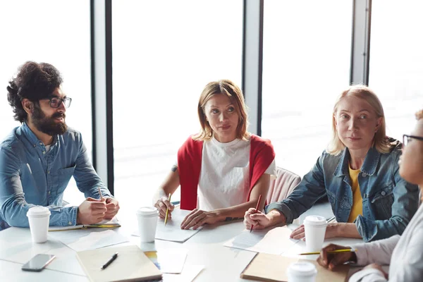 Grupo Profesionales Empresa Ropa Casual Que Escuchan Opinión Sus Colegas — Foto de Stock