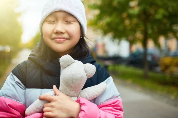 Süßes Mädchen Mit Geschlossenen Augen Umarmt Ihren Weißen Teddybär Während — Stockfoto