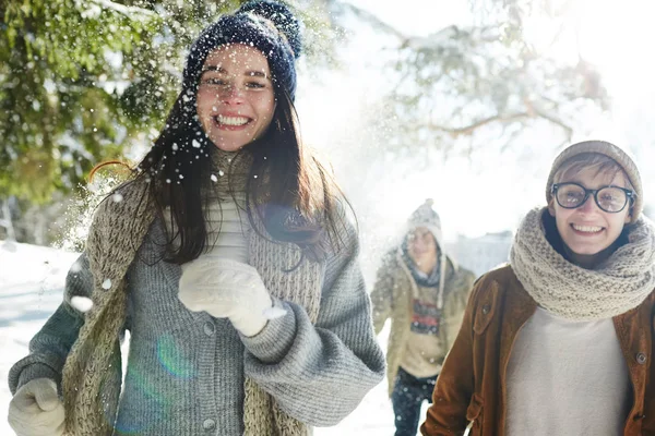 Портрет Трьох Молодих Людей Біжать Камери Насолоджуючись Прогулянкою Красивому Зимовому — стокове фото