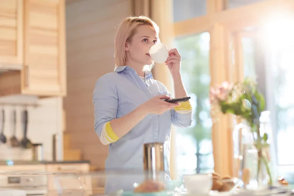 Young Attractive Caucasian Woman Standing Sunlit Kitchen Drinking Fresh Morning — Φωτογραφία Αρχείου