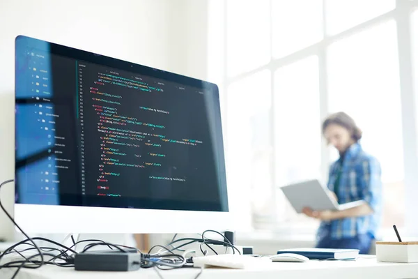 Datos Codificados Pantalla Del Ordenador Lugar Trabajo Red Programadores Modernos — Foto de Stock