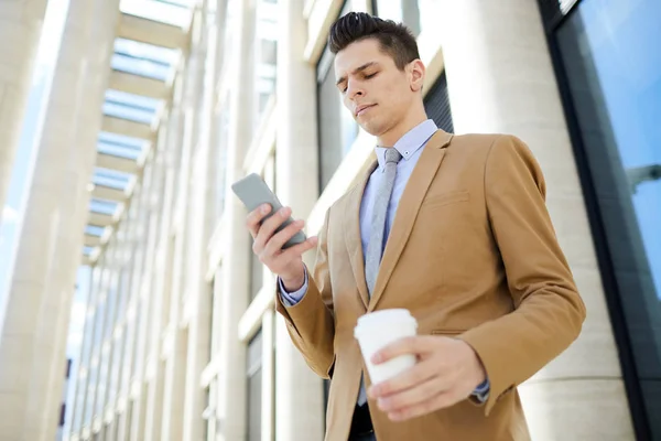 Empleado Serio Ropa Formal Pie Junto Moderno Centro Negocios Mensajes — Foto de Stock