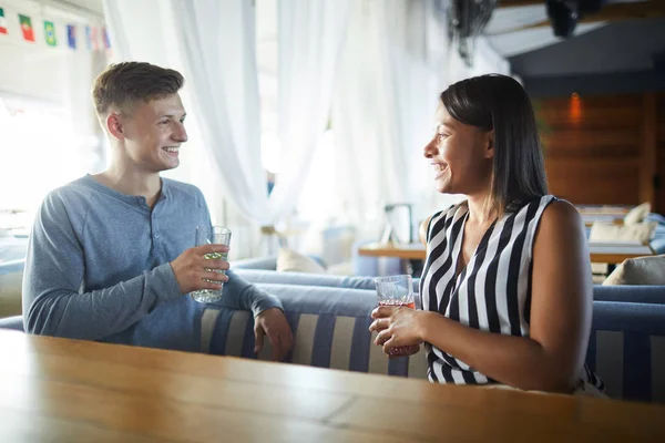 Junges Fröhliches Paar Mit Getränken Die Tisch Café Sitzen Sich — Stockfoto