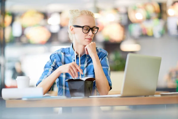 Joven Mujer Negocios Seria Comiendo Comida China Caja Viendo Webcast — Foto de Stock