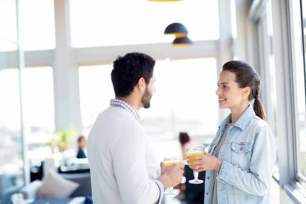 ホテルのカフェで夏休みの間に応援ジュースのメガネで幸せな若い女性と彼女の夫 — ストック写真