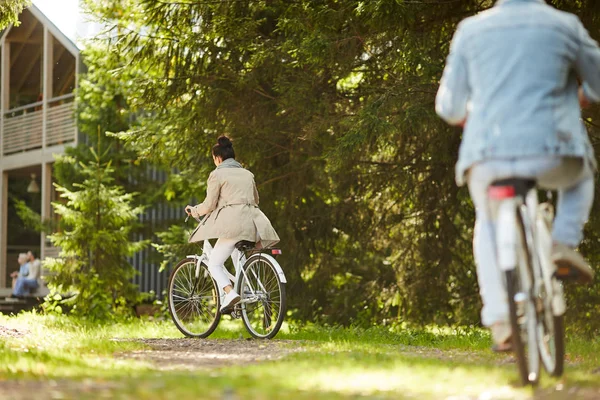 Visão Traseira Jovem Casal Roupas Casuais Andando Bicicleta Para Casa — Fotografia de Stock