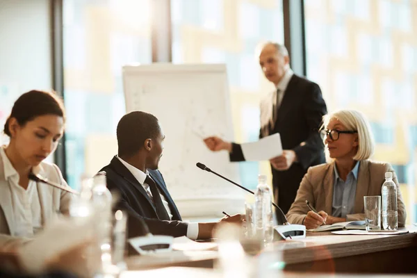 Grupp Delegater Som Lyssnar Coach Eller Talare Presentation Konferensen — Stockfoto