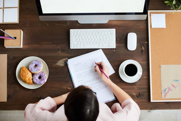 Vista Superior Del Diseñador Moderno Sentado Junto Mesa Frente Monitor —  Fotos de Stock