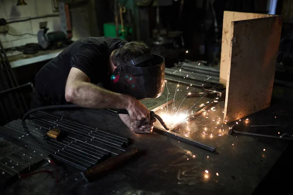 Artisan Concentré Dans Masque Aide Une Torche Souder Tout Produisant — Photo