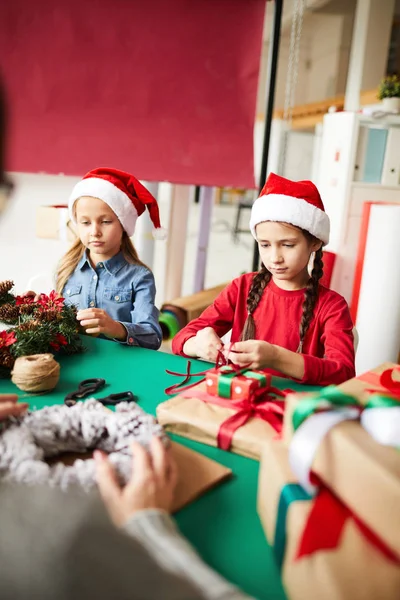 Zwei Süße Kleine Geschwister Weihnachtsmützen Helfen Ihrer Mutter Bei Den — Stockfoto