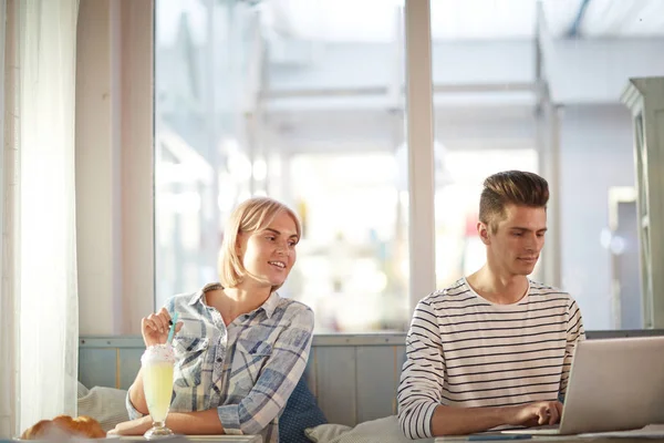 Ung Blond Kvinna Som Har Cocktail Och Tittar Visning Laptop — Stockfoto