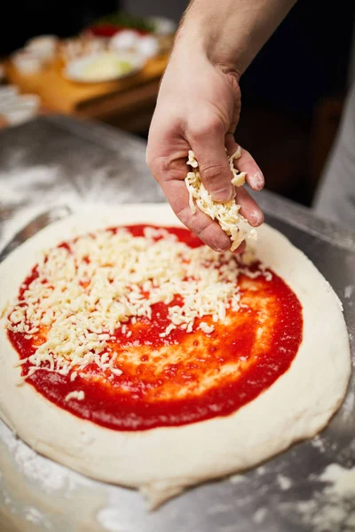 Cospargere Mano Formaggio Grattugiato Sopra Impasto Fresco Laminato Con Ketchup — Foto Stock