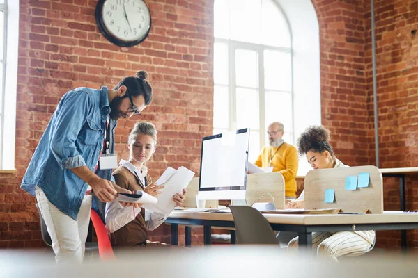 Giovani Contabili Che Consultano Alcuni Dati Contenuti Documenti Finanziari Mentre — Foto Stock