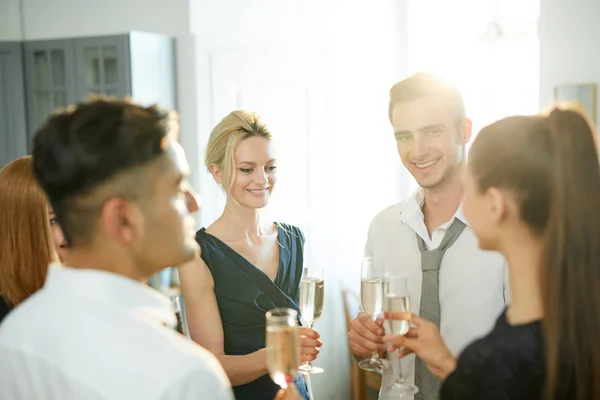 Felices Jóvenes Amigos Con Flautas Champán Animándose Fiesta Casa — Foto de Stock