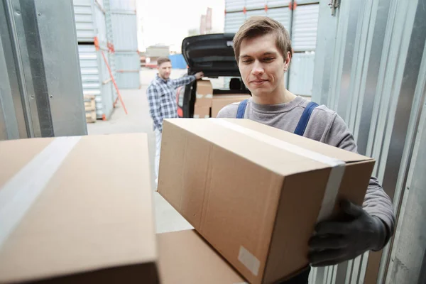 Sonriente Joven Trabajador Manual Guapo Positivo Que Ayuda Cliente Cargar — Foto de Stock